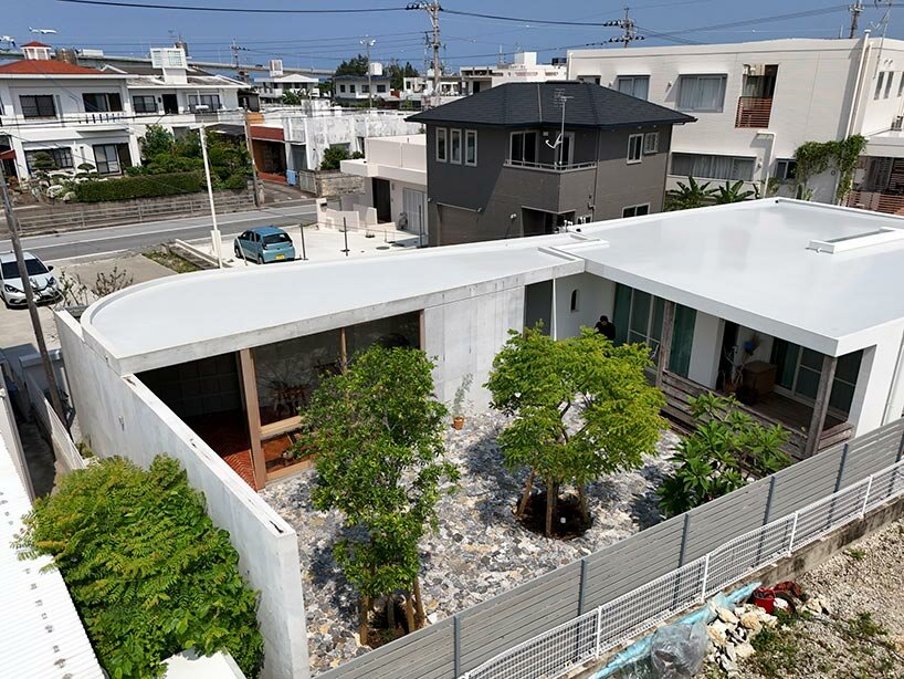 Studio Kochi amplía la casa Tomikusuku con un moderno espacio de estudio