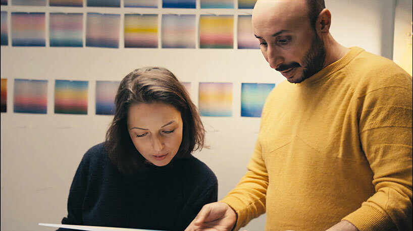 La obra de arte abstracta en rejilla en la exposición BMW Green Light explora el color de la luz