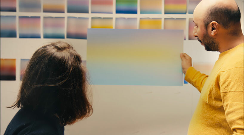 La obra de arte abstracta en rejilla en la exposición BMW Green Light explora el color de la luz