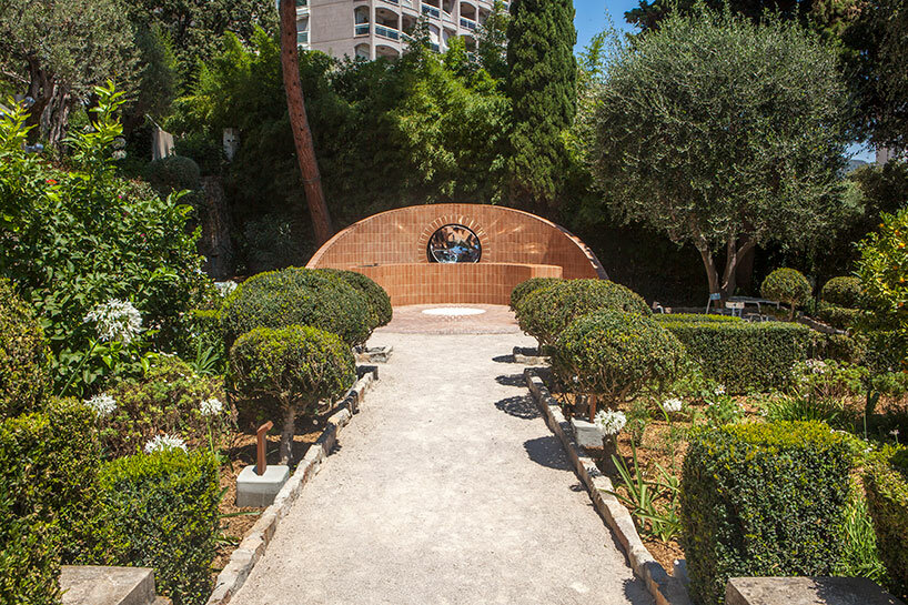 Pabellón de ladrillo iluminado por el sol de Guillaume Aubry persigue el movimiento del sol en Mónaco