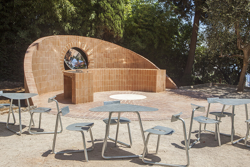 El pabellón de ladrillo orientado al sol de Guillaume Aubry persigue el movimiento del sol en Mónaco