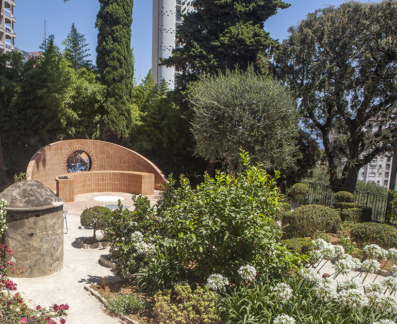 El pabellón de ladrillo orientado al sol de Guillaume Aubry persigue el movimiento del sol en Mónaco