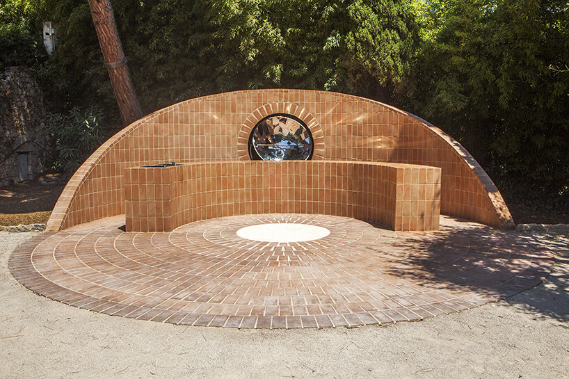 El pabellón de ladrillo orientado al sol de Guillaume Aubry persigue el movimiento del sol en Mónaco