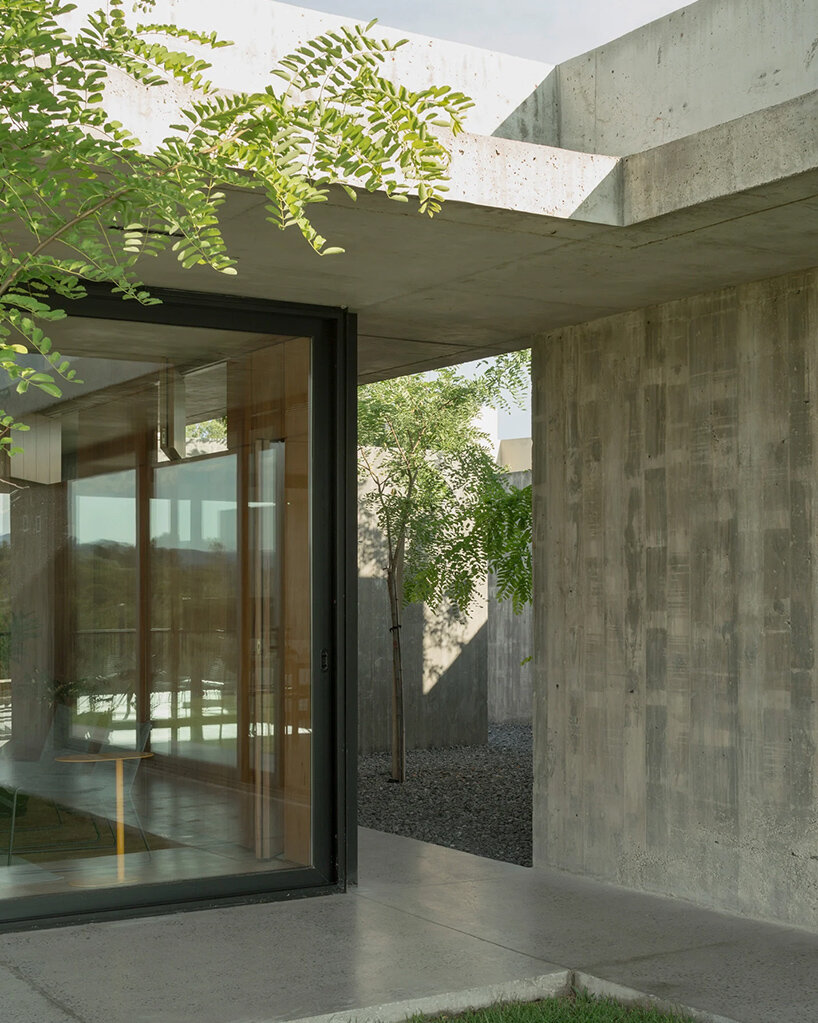 tectum arquitectura diseña casa dos vigas, una casa de hormigón y cristal en argentina