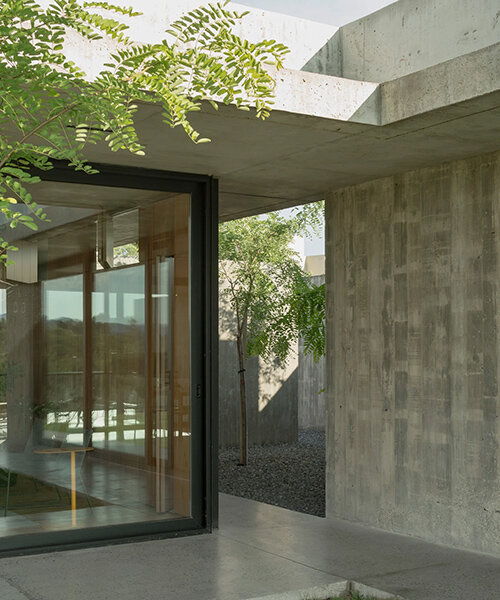 tectum arquitectura composes casa dos vigas, a house of concrete and glass in argentina