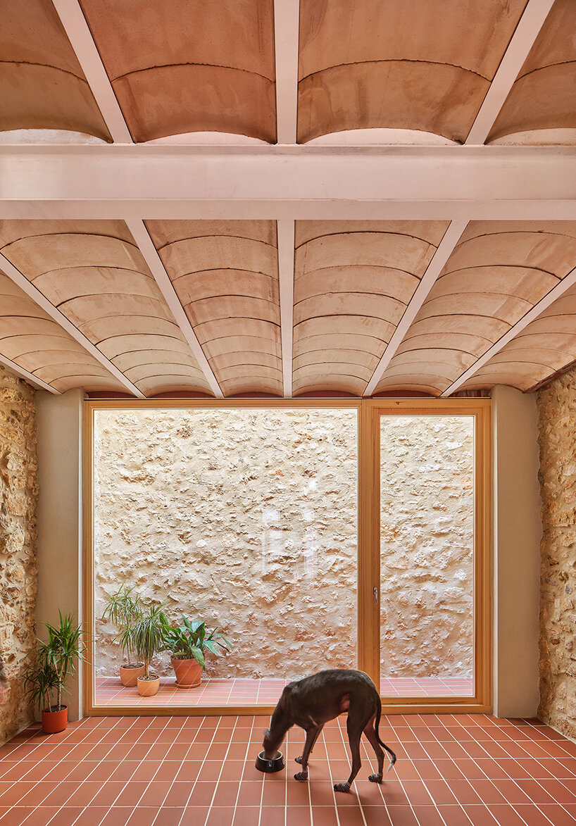 casa sandra y mario: catalan townhouse restored by NUA arquitectures