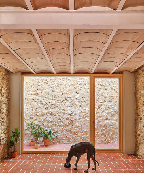 casa sandra y mario: catalan townhouse sensitively restored by NUA arquitectures
