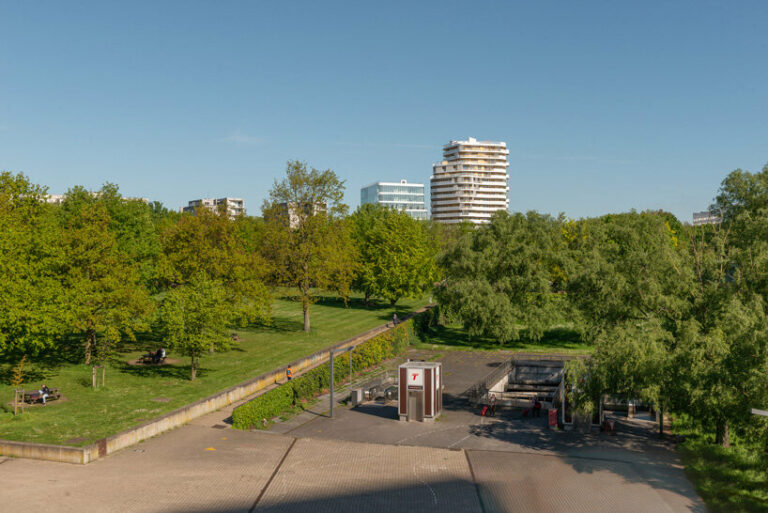 Undulating High Rise hamonic+masson's emblem raises high-rise undulating office unit in france