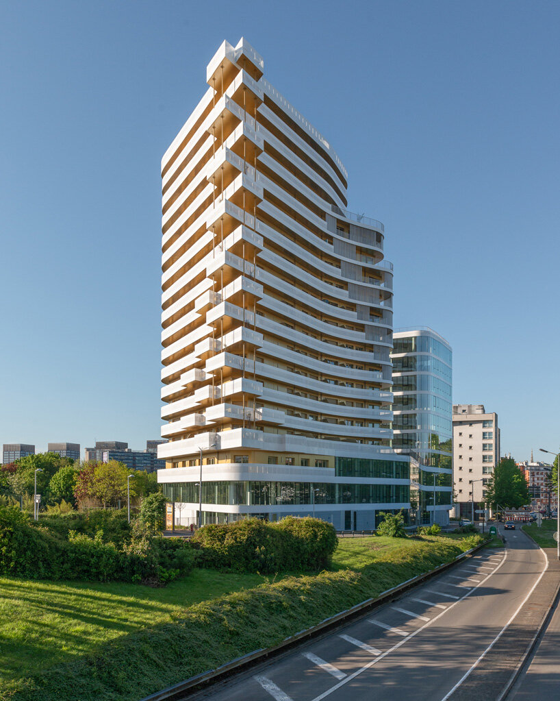 hamonic+masson's emblem raises high-rise undulating office unit in france