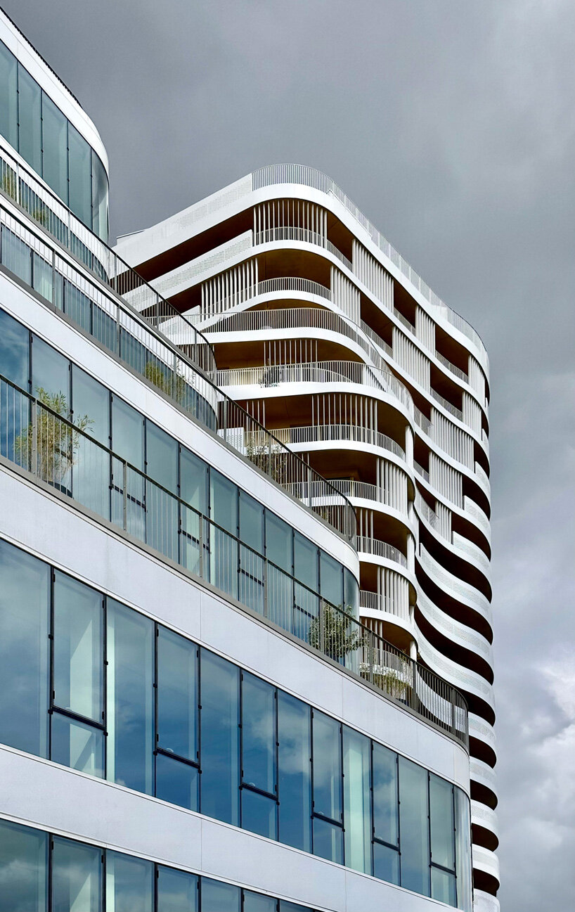 hamonic+masson's emblem raises high-rise undulating office unit in france