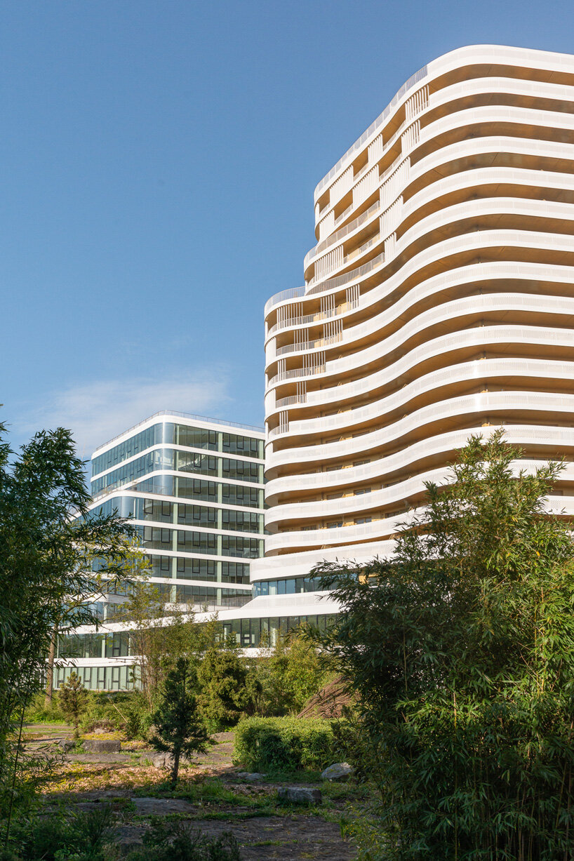 hamonic+masson's emblem raises high-rise undulating office