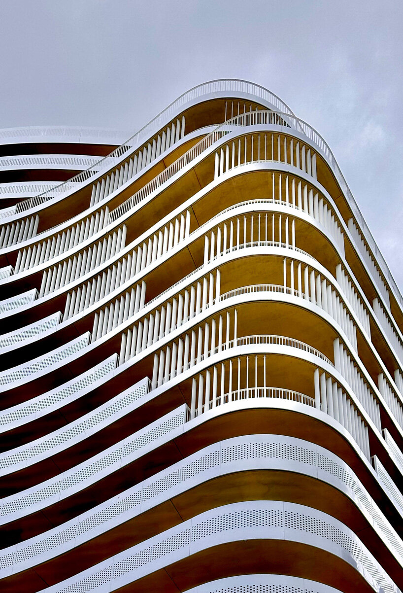 hamonic+masson's emblem raises high-rise undulating office unit in france