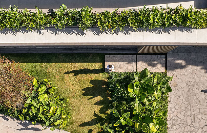 Biombos corredizos de madera enmarcan el amanecer brasileño en una casa familiar diseñada por Studio Bloco