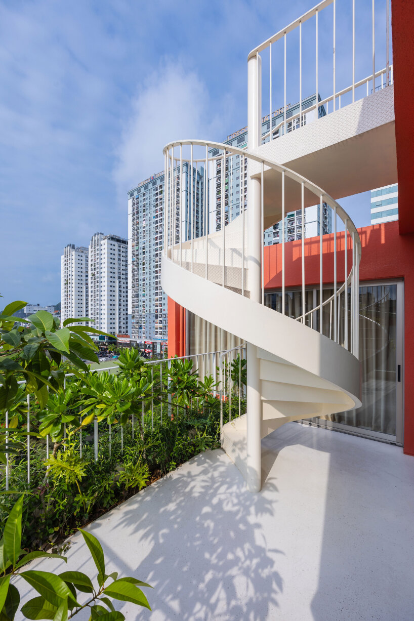 Un atrio arbolado recorre la casa de d15studio en Vietnam