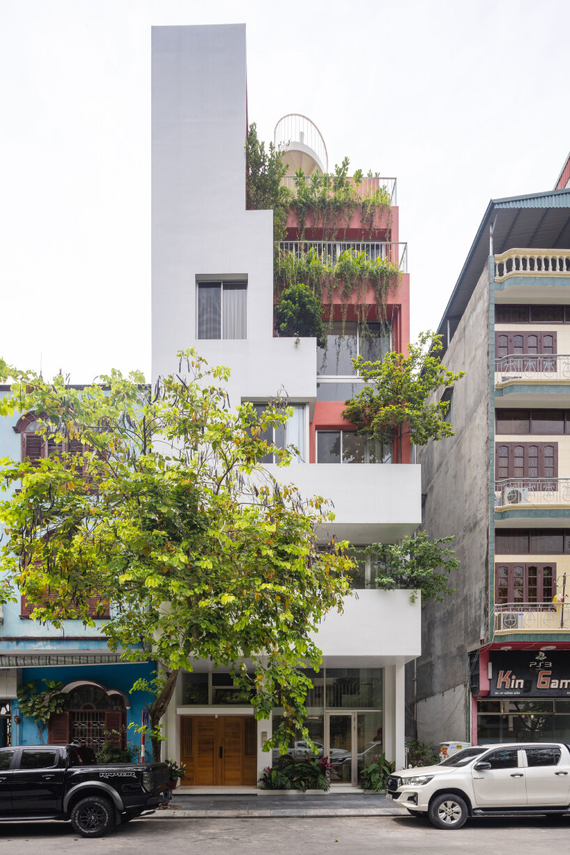 Un atrio arbolado recorre la casa de d15studio en Vietnam