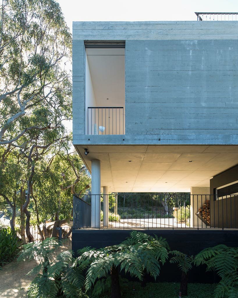 MCK architects wedges this angled 'acute' house along the australian coastline