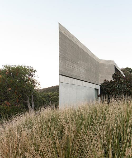 MCK architects wedges this angled 'acute' house along the australian coastline