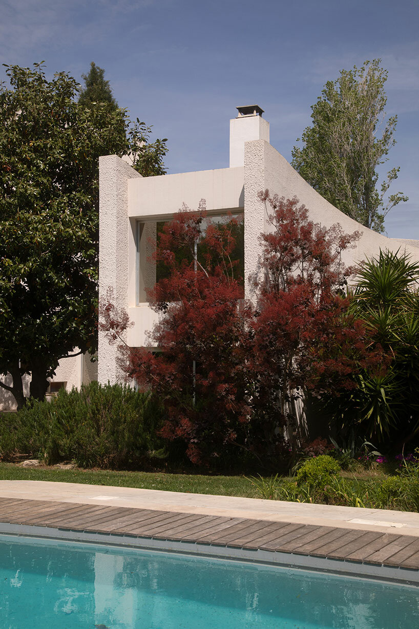 Adéntrate en la fluida arquitectura de la icónica villa Benkemoun de los años 70 en Arles, Francia