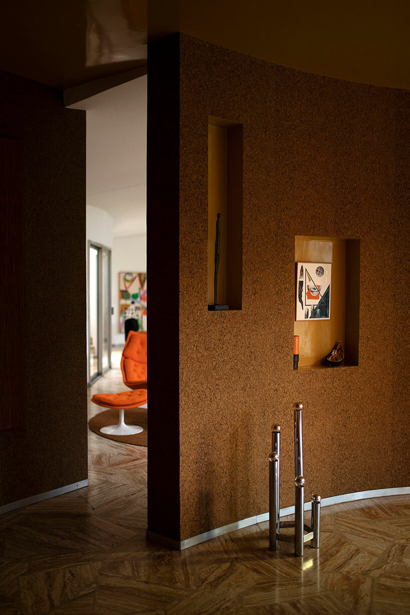 Adéntrate en la fluida arquitectura de la icónica villa Benkemoun de los años 70 en Arles, Francia