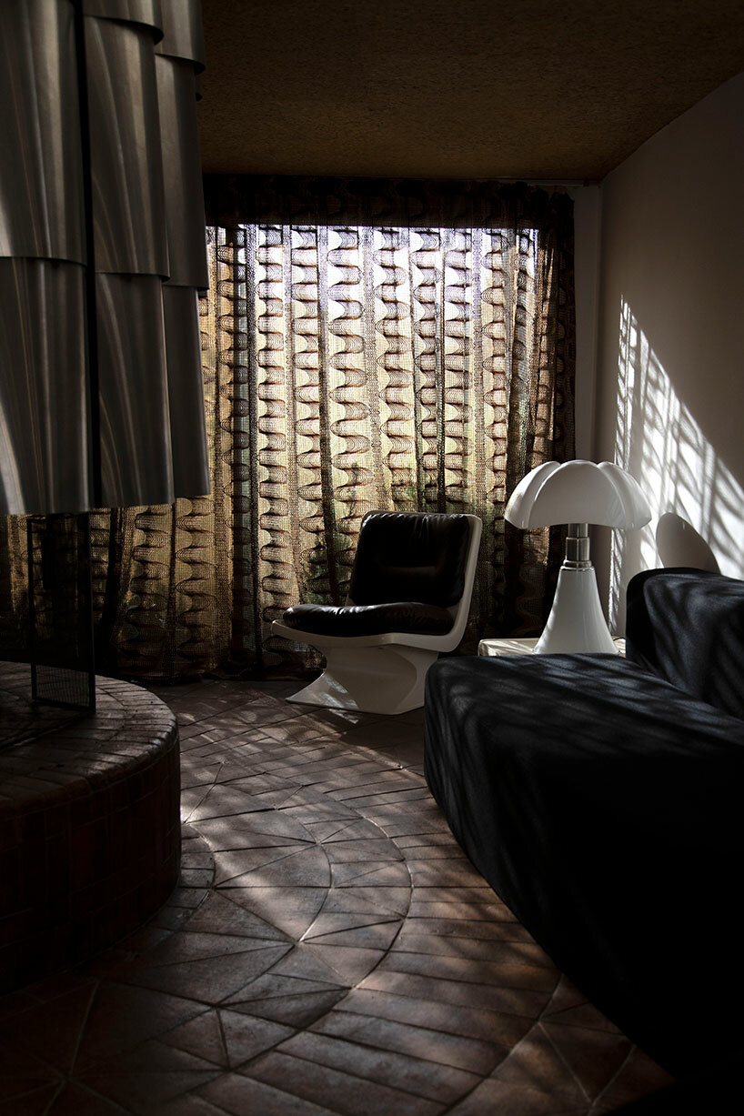 Adéntrate en la fluida arquitectura de la icónica villa Benkemoun de los años 70 en Arles, Francia