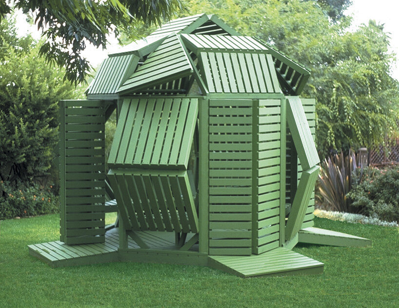 Treinta paneles de listones con bisagras crean un pabellón de jardín ajustable, por michael jantzen