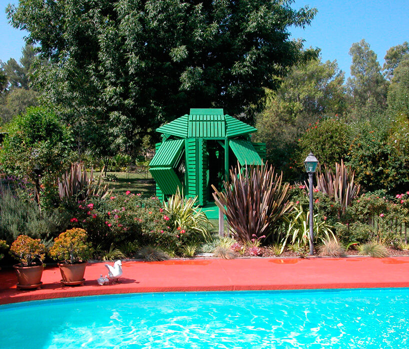 Treinta paneles de listones con bisagras crean un pabellón de jardín ajustable, por michael jantzen