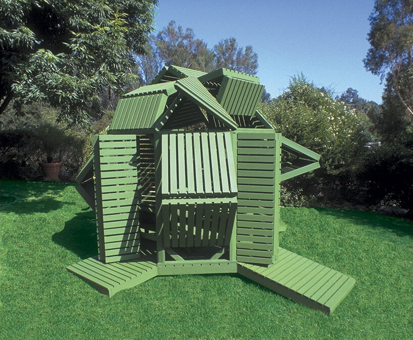 Treinta paneles de listones con bisagras crean un pabellón de jardín ajustable, por michael jantzen