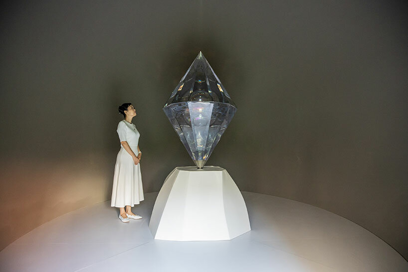 Entrevista exclusiva: Mariko Mori presenta una instalación de cristal de la paz de tamaño natural en Venecia