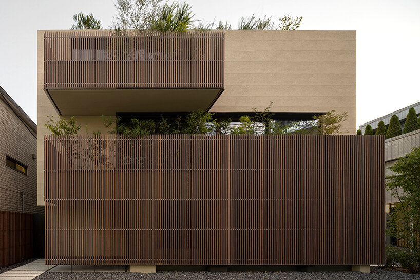 Una fachada de madera proporciona refugio a esta casa en Aoyama, Tokio, diseñada por keijashizawa