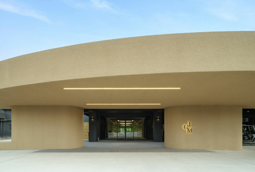 Kubotsushima Architects esculpe una fachada curva y terrosa para la renovación del club de golf japonés