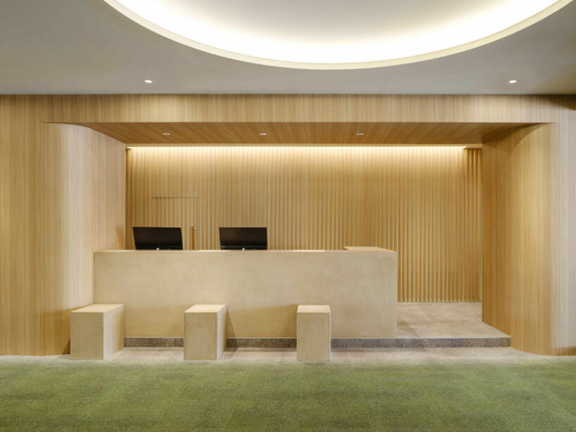 Kubotsushima Architects esculpe una fachada curva y terrosa para la renovación del club de golf japonés