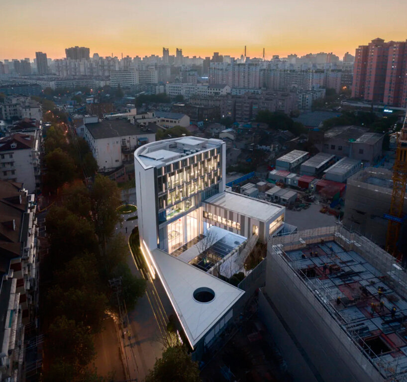 Una fachada de arco escalonado cubre el Centro Cultural y Deportivo Comunitario de Jiangpu