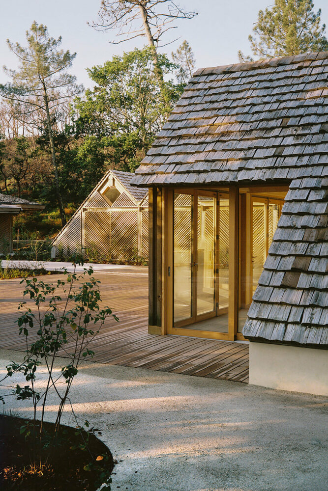 Las cabañas del Centro de Visitantes Great Dune en Pyrrha, Francia, están revestidas con paneles de madera reutilizados con dibujos