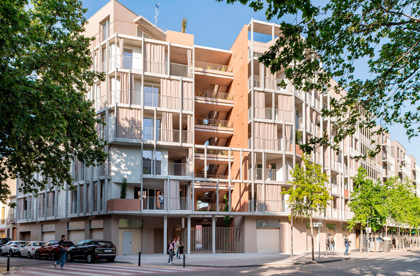 multi-storey corner residential building in Barcelona has an open, green courtyard