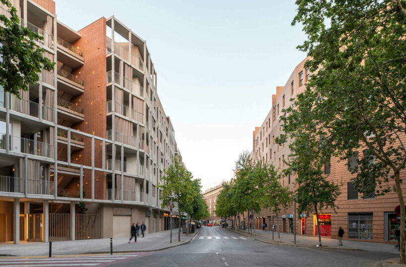 multi-storey corner residential building in Barcelona has an open, green courtyard