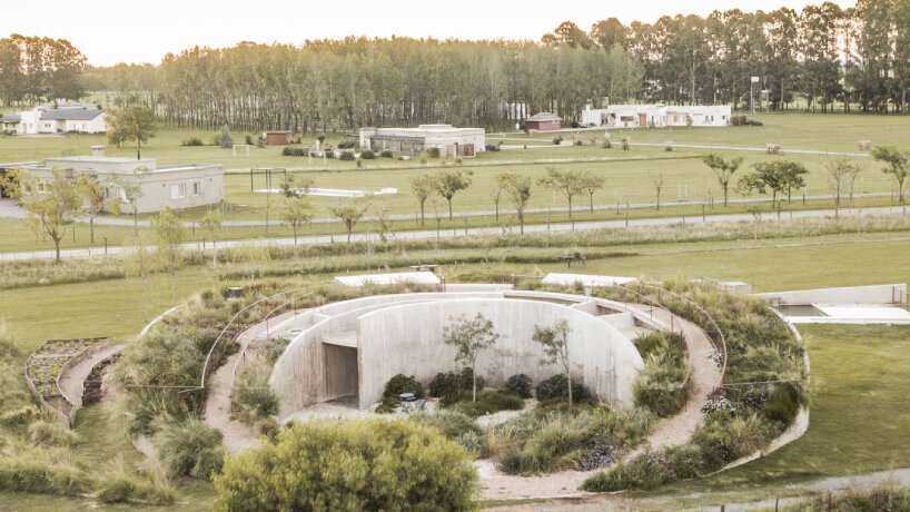 undulating walls emerge from ground to encircle atelierM's shire residence