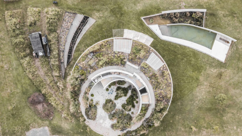 undulating walls emerge from ground to encircle atelierM's shire residence