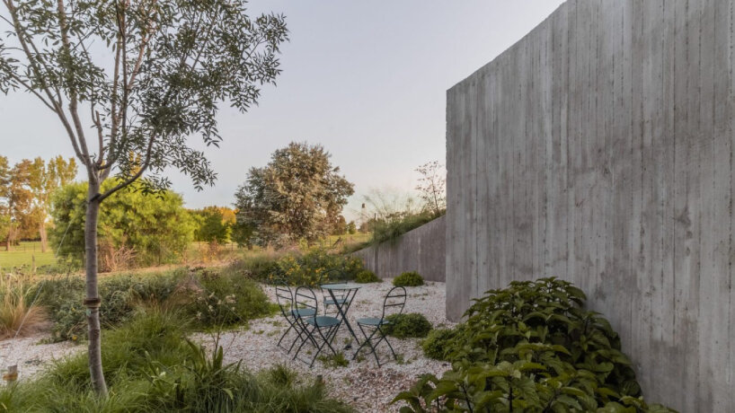 undulating walls emerge from ground to encircle atelierM's shire residence