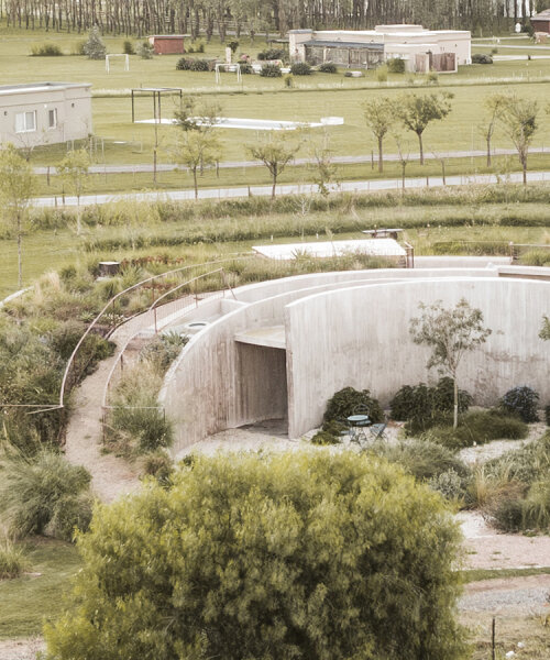 curving walls emerge from the earth to encircle atelierM's shire residence in buenos aires