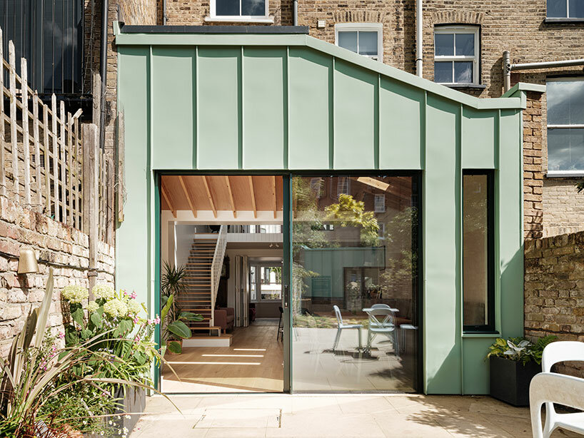 rumah tradisional London mendapat perubahan ramah lingkungan dengan tata surya dari Forrester Architects