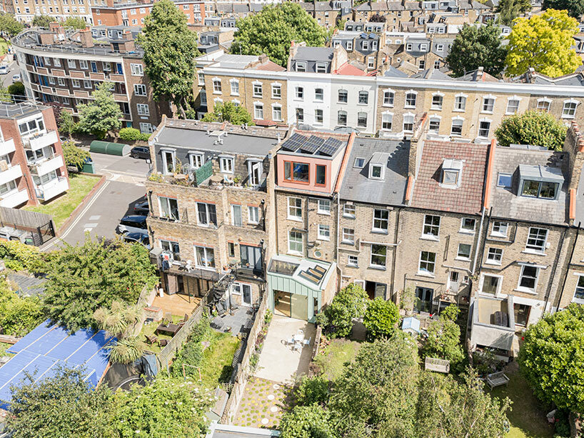 rumah tradisional London mendapat perubahan ramah lingkungan dengan tata surya dari Forrester Architects