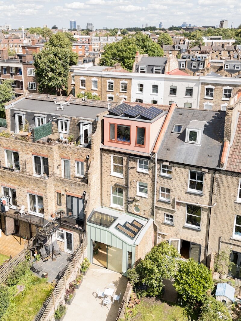 rumah tradisional London mendapat perubahan ramah lingkungan dengan tata surya dari Forrester Architects