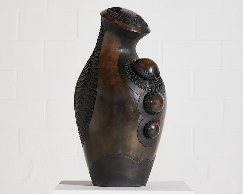 Southern Guild Cape Town presenta una exposición en trío con Adam Birch, King Houndekpinkou y Madoda Fani, que muestra esculturas de cerámica y madera