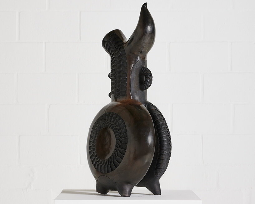 Southern Guild Cape Town presenta una exposición en trío con Adam Birch, King Houndekpinkou y Madoda Fani, que muestra esculturas de cerámica y madera