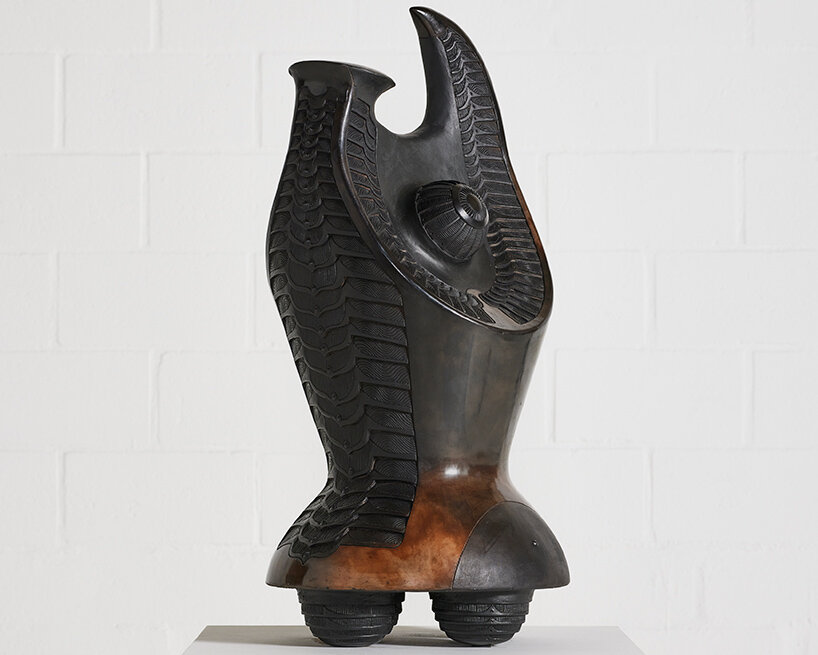 Southern Guild Cape Town presenta una exposición en trío con Adam Birch, King Houndekpinkou y Madoda Fani, que muestra esculturas de cerámica y madera