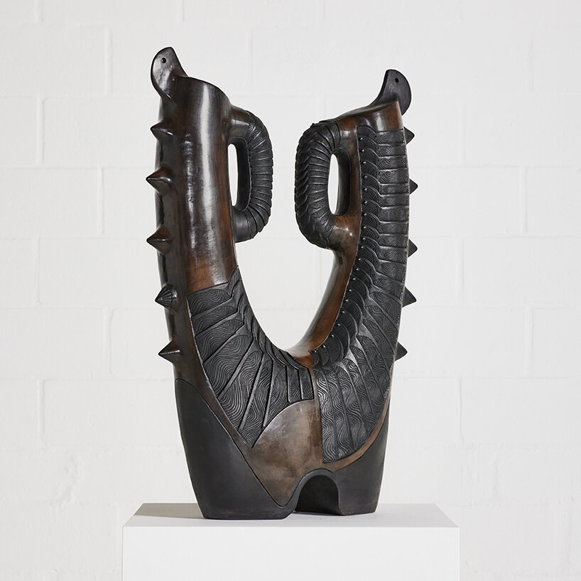 Southern Guild Cape Town presenta una exposición en trío con Adam Birch, King Houndekpinkou y Madoda Fani, que muestra esculturas de cerámica y madera