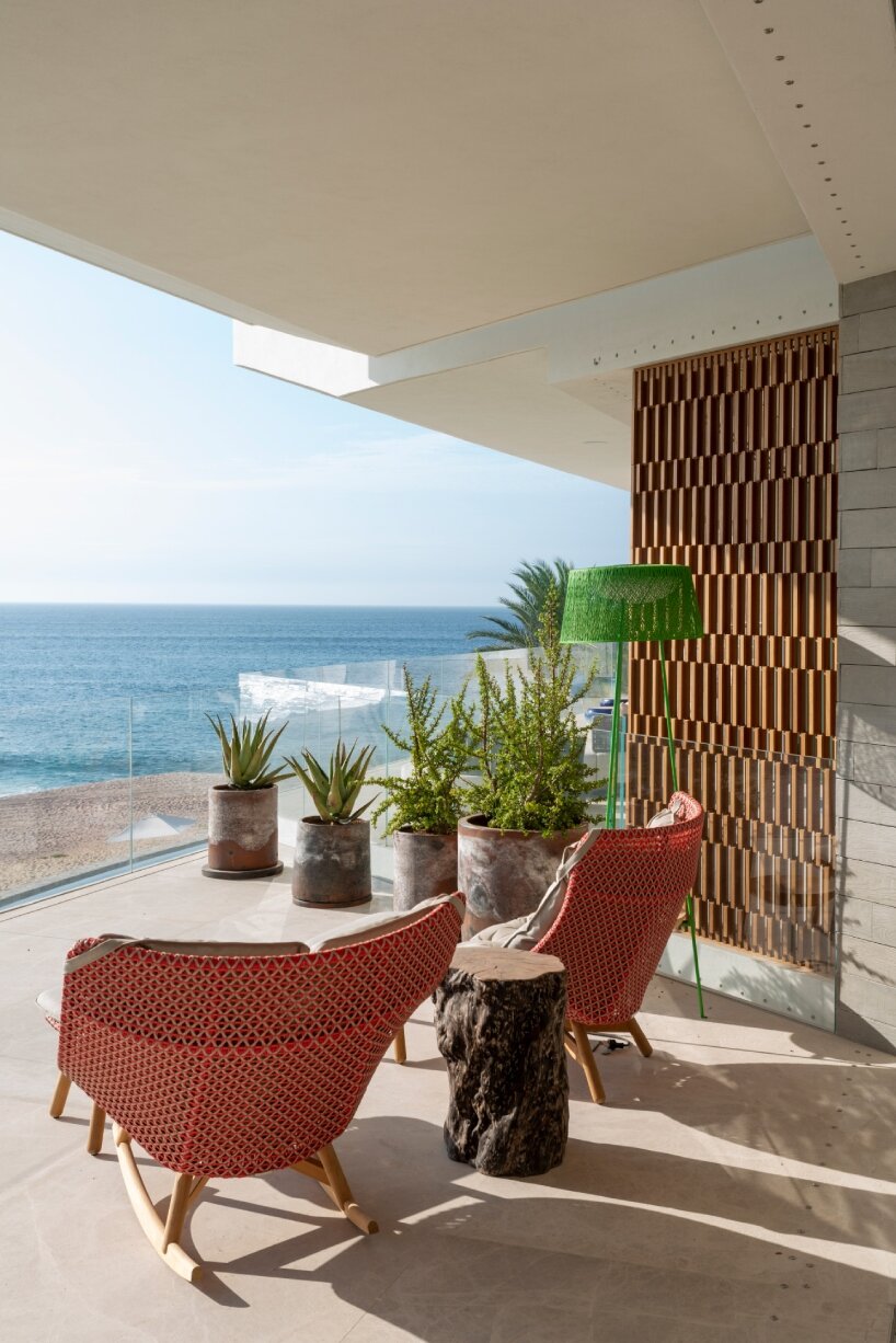 Patios y terrazas se despliegan alrededor del patio central de la casa estudio de Ezequiel Farca en México.