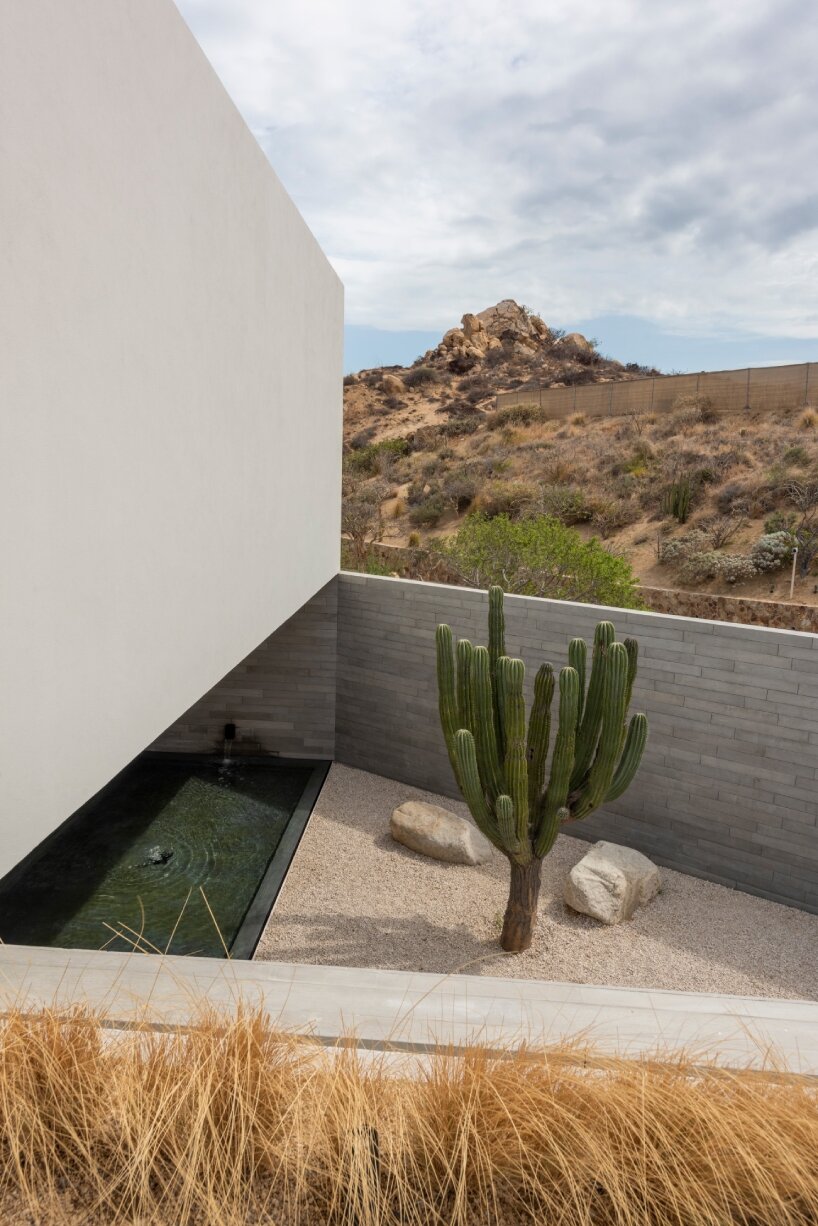 Patios y terrazas se despliegan alrededor del patio central de la casa estudio de Ezequiel Farca en México.