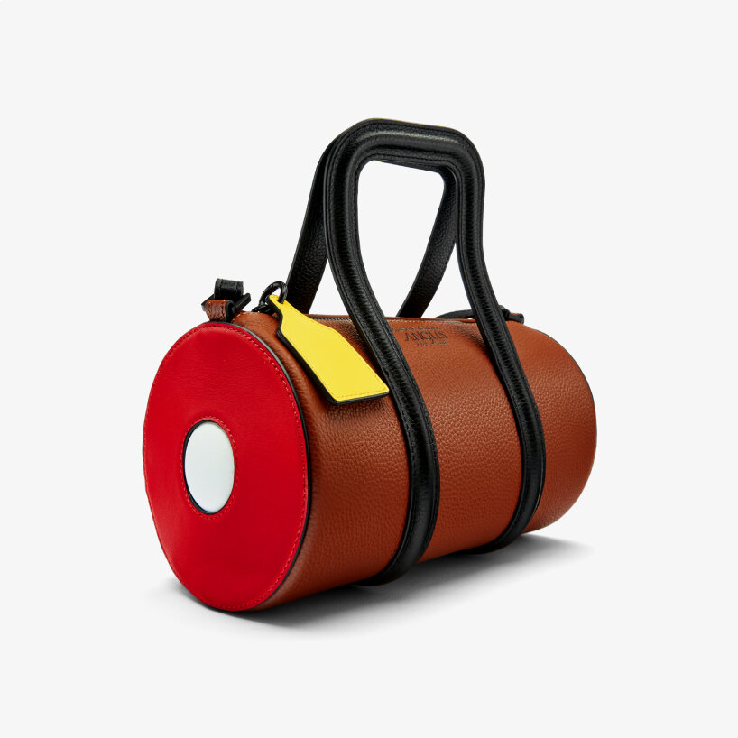 Cuatro bolsos cuestan $1,200 cada uno