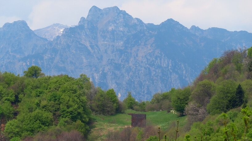 Alberto Frigo encodes his life as an iron pixel with cubic sculpture in the small Dolomites